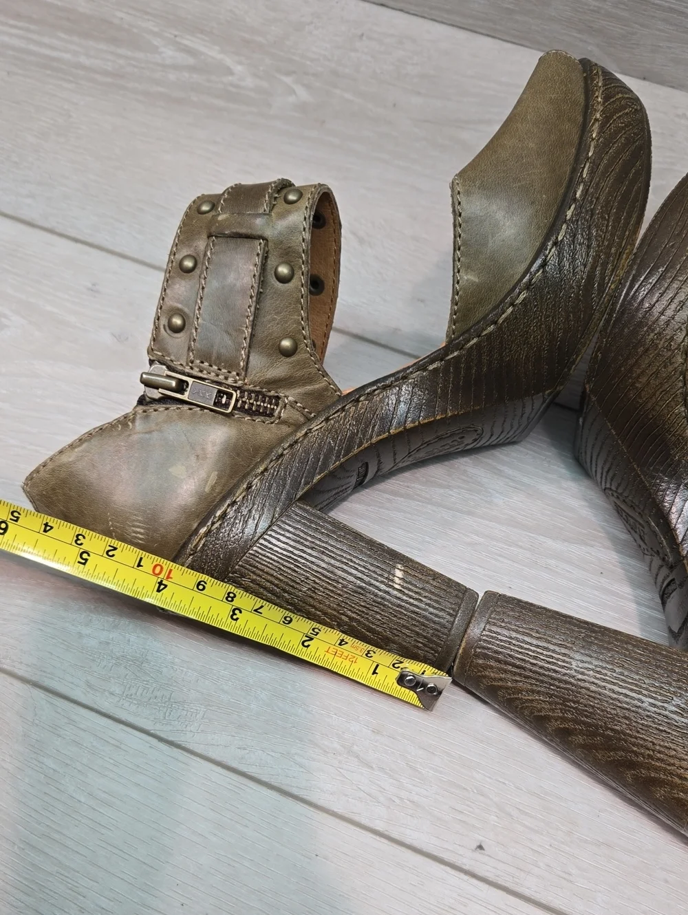 Born Women’s Distressed Leather Olive Green Chunky Heel Sandals Shoes Sz 7